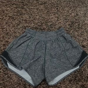 grey lululemon hotty hots 4”